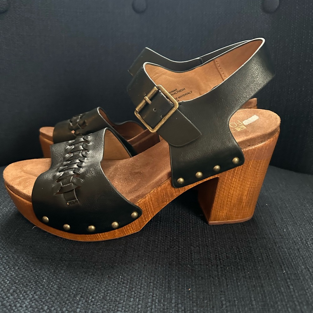 White Mountain platform sandals, size 10